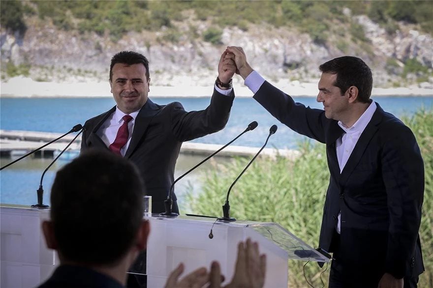 O Τσίπρας πανηγυρίζει για την παράδοση της Μακεδονίας: Συγχαρητήρια φίλε μου Ζόραν Ζάεφ!